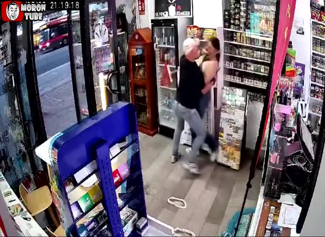 Video :Open-faced stabbing at a Seville tobacco shop